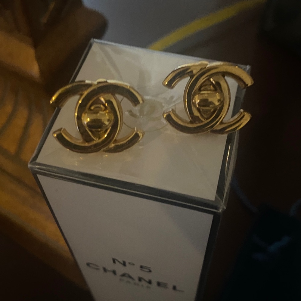 CC Turnlock Clíp Earrings